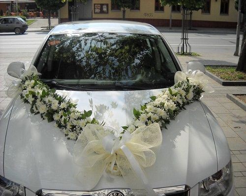 wedding car decoration with bridesmaid and groomsmen