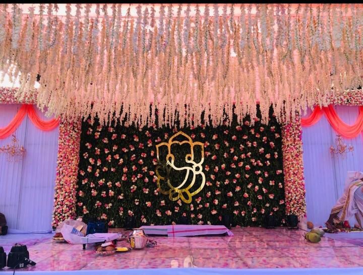 Traditional wedding decor